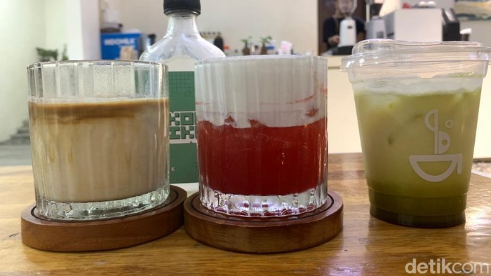 Es klepon (kanan) dan minuman lain di cafe 90 derajat. (Kartika Sari/detikSumut)