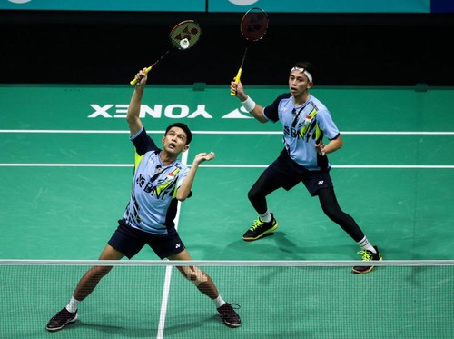 KUALA LUMPUR, MALAYSIA - JANUARY 13: Fajar Alfian (L) and Muhammad Rian Ardianto of Indonesia compete in the Mens Doubles Quarter Finals match against Ong Yew Sin and Teo Ee Yi of Malaysia on day four of PETRONAS Malaysia Open at Axiata Arena on January 13, 2023 in Kuala Lumpur, Malaysia. (Photo by Shi Tang/Getty Images)