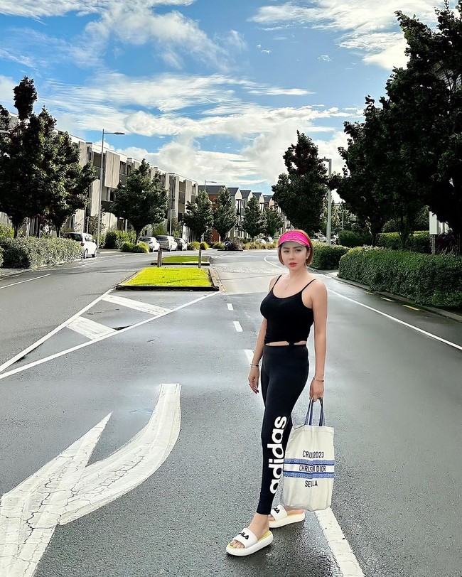 Femmy pun disebut makin cantik. Penampilan wajah yang awet muda disebut sesuai dengan gaya busananya yang juga kekinian.Foto: Instagram @femmypermatasari