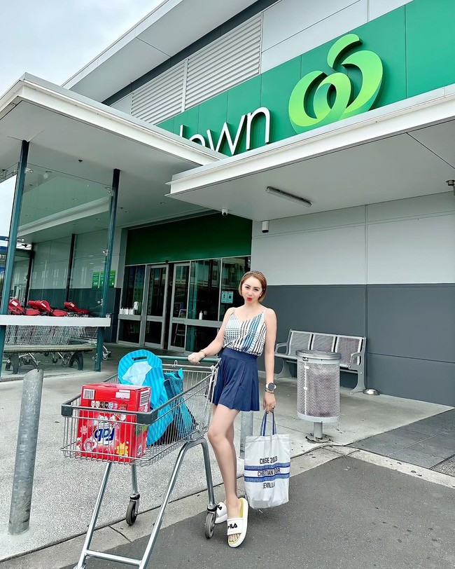 Femmy Permatasari tampak semakin awet muda mengenakan mini skirt dan tank top.Foto: Instagram @femmypermatasari