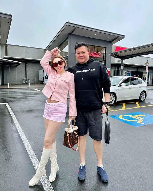 Selain memanfaatkan waktu liburannya sebagai healing, wanita 49 tahun tersebut mengaku ingin berburu furniture, makan, dan belanja selagi di sana. Mari kita menikmati hidup tanpa pusingkan omongan-omongan yang kagak jelas, katanya.Foto: Instagram @femmypermatasari