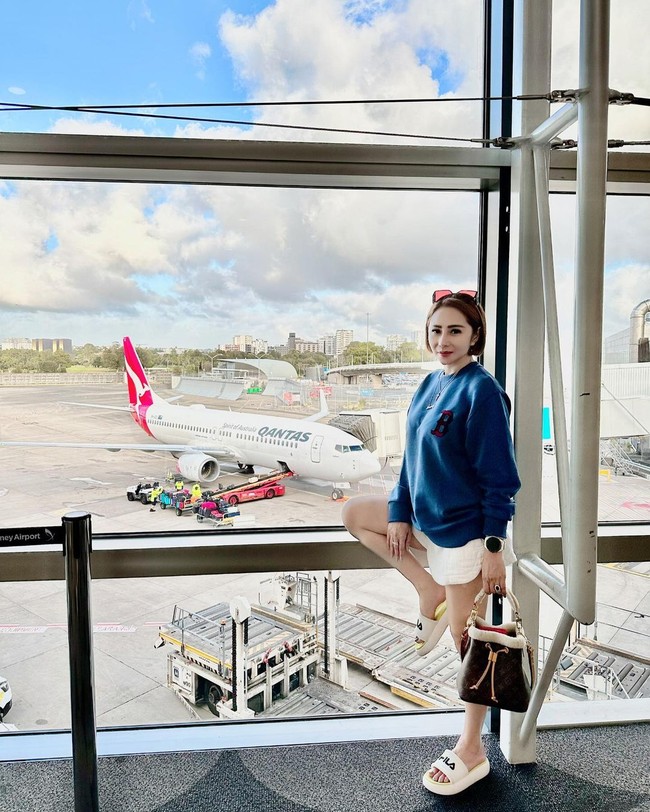 Bahkan ketika baru akan menginjakan kaki di Selandia Baru, wanita tersebut sudah tampil stylish. Saya berangkat dari Jakarta pakai Sweater & Training one set eh Suami di pesawat pegang gelas whiskey sambil berdiri (jalan) langsung tumpah deh kena celanaku, udah pengen marah tapi ya sudahlah sampai Airport Sydney langsung cari celana ganti untung dapet nih celana pendek putih , tulisnya.Foto: Instagram @femmypermatasari