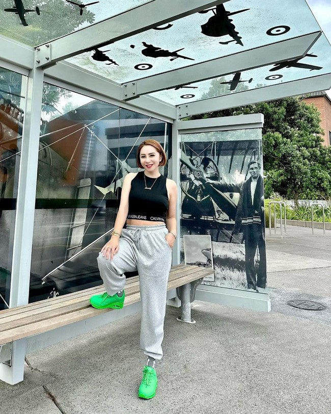 Selain operasi hidung, ia juga melakukan serangkaian perawatan lain, seperti facelift, fat grafted forehead, maxi glow injection, dan baby stemcell yang membuatnya makin glowing.Foto: Instagram @femmypermatasari