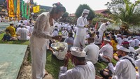 Hari Raya Kuningan merupakan rangkaian dari Hari Raya Galungan yaitu perayaan kemenangan Dharma (Kebenaran) melawan Adharma (kejahatan) yang dirayakan umat Hindu dengan melakukan persembahyangan. ANTARA FOTO/Makna Zaezar