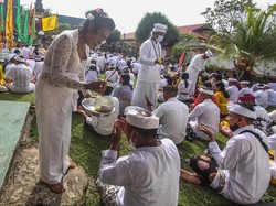 Hari Raya Kuningan merupakan rangkaian dari Hari Raya Galungan yaitu perayaan kemenangan Dharma (Kebenaran) melawan Adharma (kejahatan) yang dirayakan umat Hindu dengan melakukan persembahyangan. ANTARA FOTO/Makna Zaezar