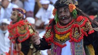 Di Bali, Umat Hindu menampilkan tarian saat rangkaian ritual perayaan Hari Raya Kuningan di Pura Sakenan, Sabtu (14/1/2023). ANTARA FOTO/Fikri Yusuf