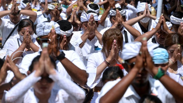 Umat Hindu di sejumlah wilayah Indonesia melakukan persembahyangan Hari Raya Kuningan. Berikut foto-fotonya.