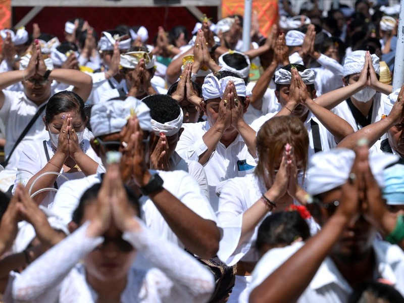 Umat Hindu di sejumlah wilayah Indonesia melakukan persembahyangan Hari Raya Kuningan. Berikut foto-fotonya.