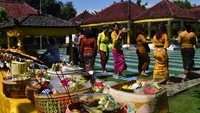 Lanjut, dari Magetan, Jawa Timur, Hari Raya Kuningan digelar di Pura Sanggha Bhuwana, Sabtu (14/1/2023). ANTARA FOTO/Siswowidodo