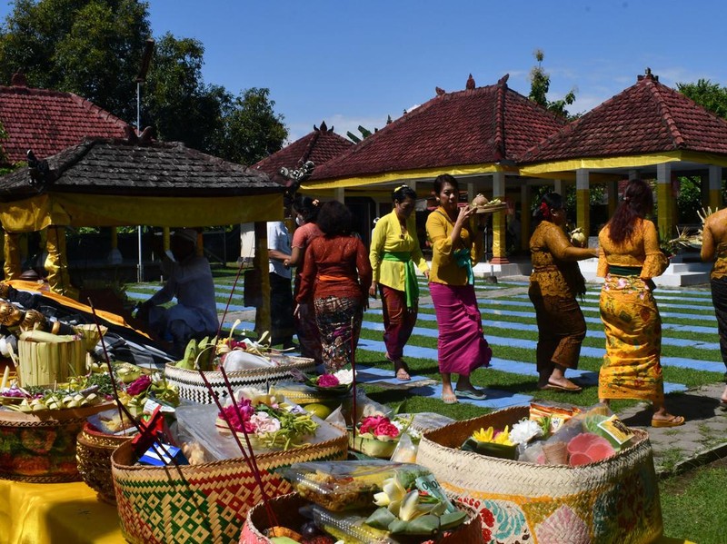 Umat Hindu di sejumlah wilayah Indonesia melakukan persembahyangan Hari Raya Kuningan. Berikut foto-fotonya.