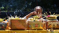 Ratusan umat Hindu dari sejumlah daerah di Magetan dan sekitarnya melakukan persembahyangan pada Hari Raya Kuningan yang merupakan rangkaian dari Hari Raya Galungan yaitu perayaan kemenangan Dharma (kebenaran) melawan Adharma (kejahatan) di pura tersebut