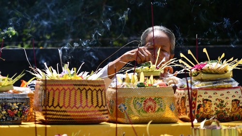 Umat Hindu di sejumlah wilayah Indonesia melakukan persembahyangan Hari Raya Kuningan. Berikut foto-fotonya.