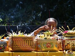 Ratusan umat Hindu dari sejumlah daerah di Magetan dan sekitarnya melakukan persembahyangan pada Hari Raya Kuningan yang merupakan rangkaian dari Hari Raya Galungan yaitu perayaan kemenangan Dharma (kebenaran) melawan Adharma (kejahatan) di pura tersebut. Foto: Antara Foto