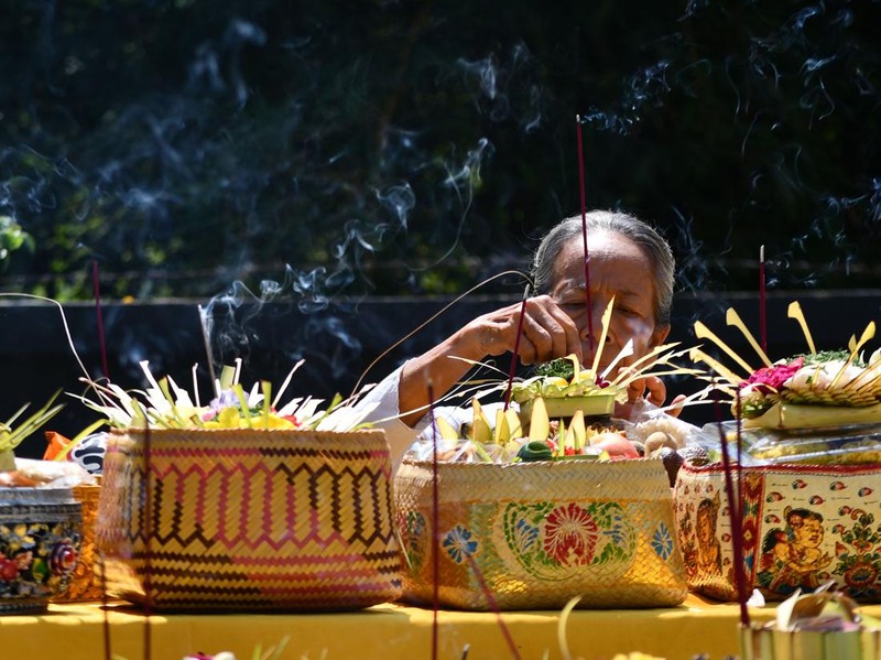 Umat Hindu di sejumlah wilayah Indonesia melakukan persembahyangan Hari Raya Kuningan. Berikut foto-fotonya.