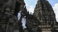 Terakhir, Hari Raya Kuningan juga digelar di Kompleks Candi Prambanan, Sleman, DI Yogyakarta, Sabtu (14/1/2023). ANTARA FOTO/Hendra Nurdiyansyah