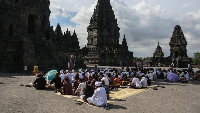 Foto-foto Perayaan Hari Raya Kuningan di Berbagai Wilayah Indonesia Umat Hindu di sejumlah wilayah Indonesia melakukan persembahyangan Hari Raya Kuningan. Berikut foto-fotonya.