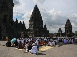 Sembahyang Hari Raya Kuningan yang diikuti ratusan umat Hindu tersebut baru pertama kali digelar di Candi Prambanan. ANTARA FOTO/Hendra Nurdiyansyah