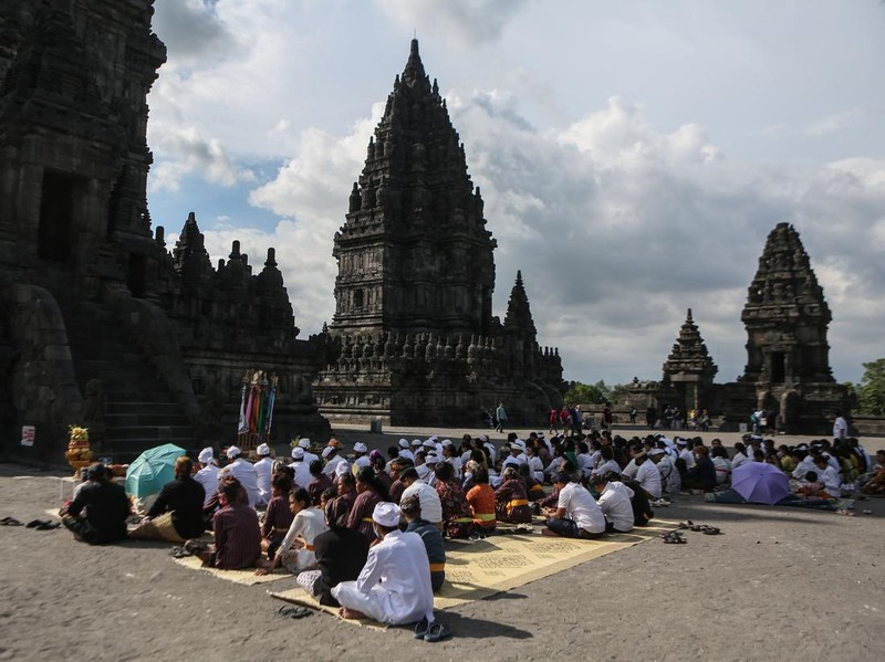 Umat Hindu di sejumlah wilayah Indonesia melakukan persembahyangan Hari Raya Kuningan. Berikut foto-fotonya.