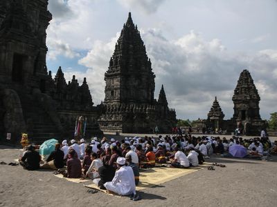 Momen Persembahyangan Hari Raya Kuningan di Beberapa Wilayah Indonesia