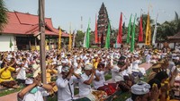 Dari Palangka Raya, Kalimantan Tengah, persembahyangan Hari Raya Kuningan digelar di Pura Pitamaha, Sabtu (14/1/2023). ANTARA FOTO/Makna Zaezar