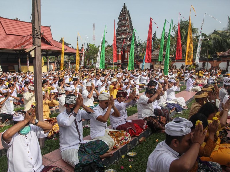 Umat Hindu di sejumlah wilayah Indonesia melakukan persembahyangan Hari Raya Kuningan. Berikut foto-fotonya.