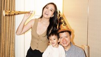 Shandy Aulia membuatkan akun Instagram khusus untuk sang anak, missclaireherbowo. Saat ini followers-nya sudah mencapai lebih dari 256 ribu.