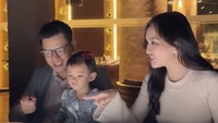 Claire sedang diajak menikmati pengalaman makan interaktif nih! Ia dan kedua orang tuanya datang ke Le Petit Chef Experience di sebuah hotel mewah di Jakarta.