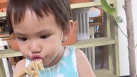Makan mie sendiri, Claire bahkan sudah mengerti meniup bakmi lebih dulu agar tak terlalu panas. Ia juga menggunakan sumpit lho!
