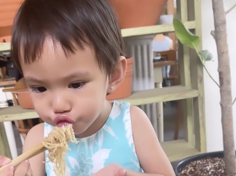 Gemas! Potret Claire Anak Shandy Aulia yang Pintar Makan Sendiri