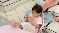 Momen menggemaskan lain terlihat saat Claire minum jus. Ia tampak terbiasa memegang gelas kaca ukuran besar di tangan mungilnya.