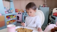 Kemandirian Claire agaknya terlatih karena ia juga sudah sekolah di usia 2 tahun. Ini momennya saat sarapan nasi goreng truffle ayam telur.