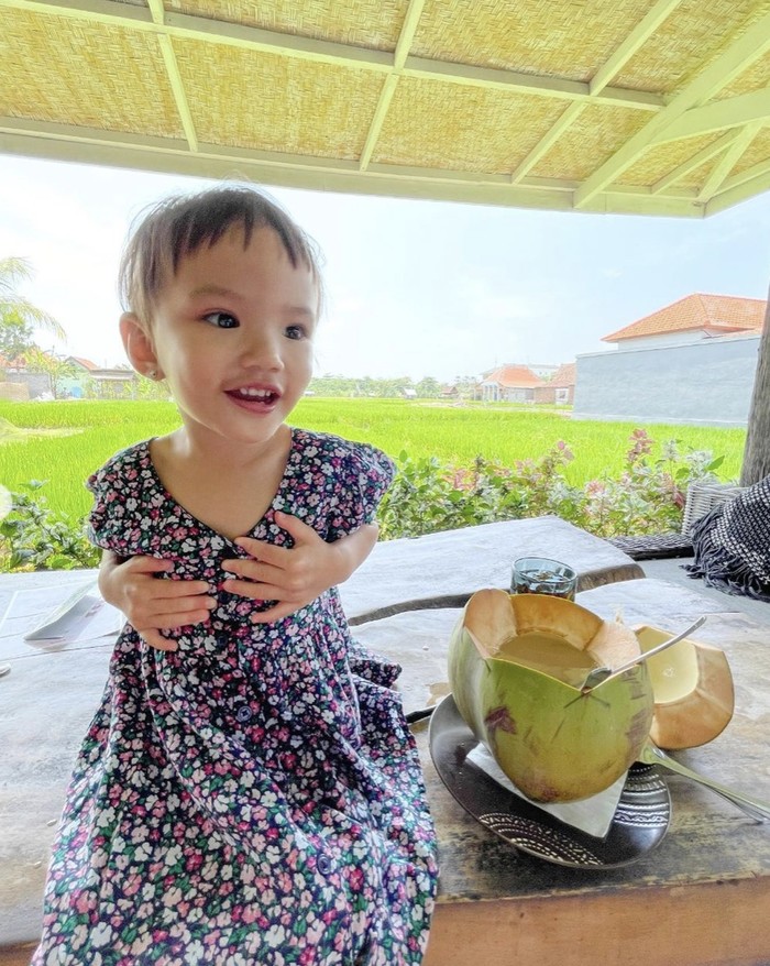 Gemas! Potret Claire Anak Shandy Aulia yang Pintar Makan Sendiri Gemas! Potret Claire Anak Shandy Aulia yang Pintar Makan Sendiri