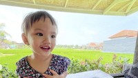 Duh lucunya! Liburan di Bali, Claire menikmati pemandangan sawah hijau ditemani kelapa ijo.