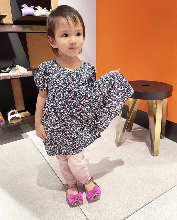 Gemas! Potret Claire Anak Shandy Aulia yang Pintar Makan Sendiri Gemas! Potret Claire Anak Shandy Aulia yang Pintar Makan Sendiri