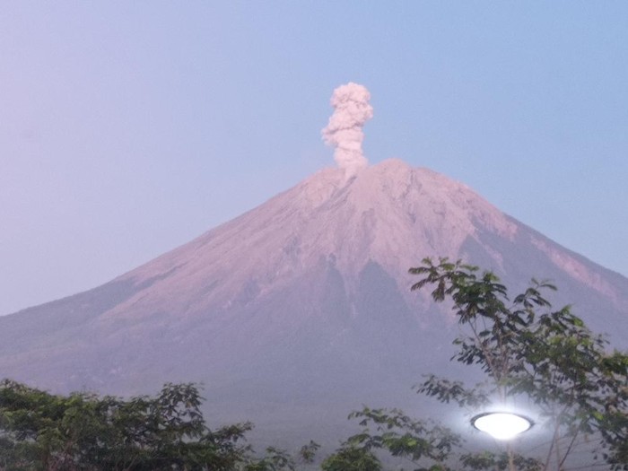 gunung semeru erupsi Sabtu, 14 Januari 2023, pukul 05:02 WIB