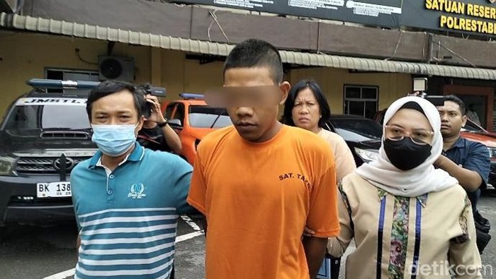 Heri Gunawan, tersangka kasus pemerkosaan santri di masjid usai ditangkap
