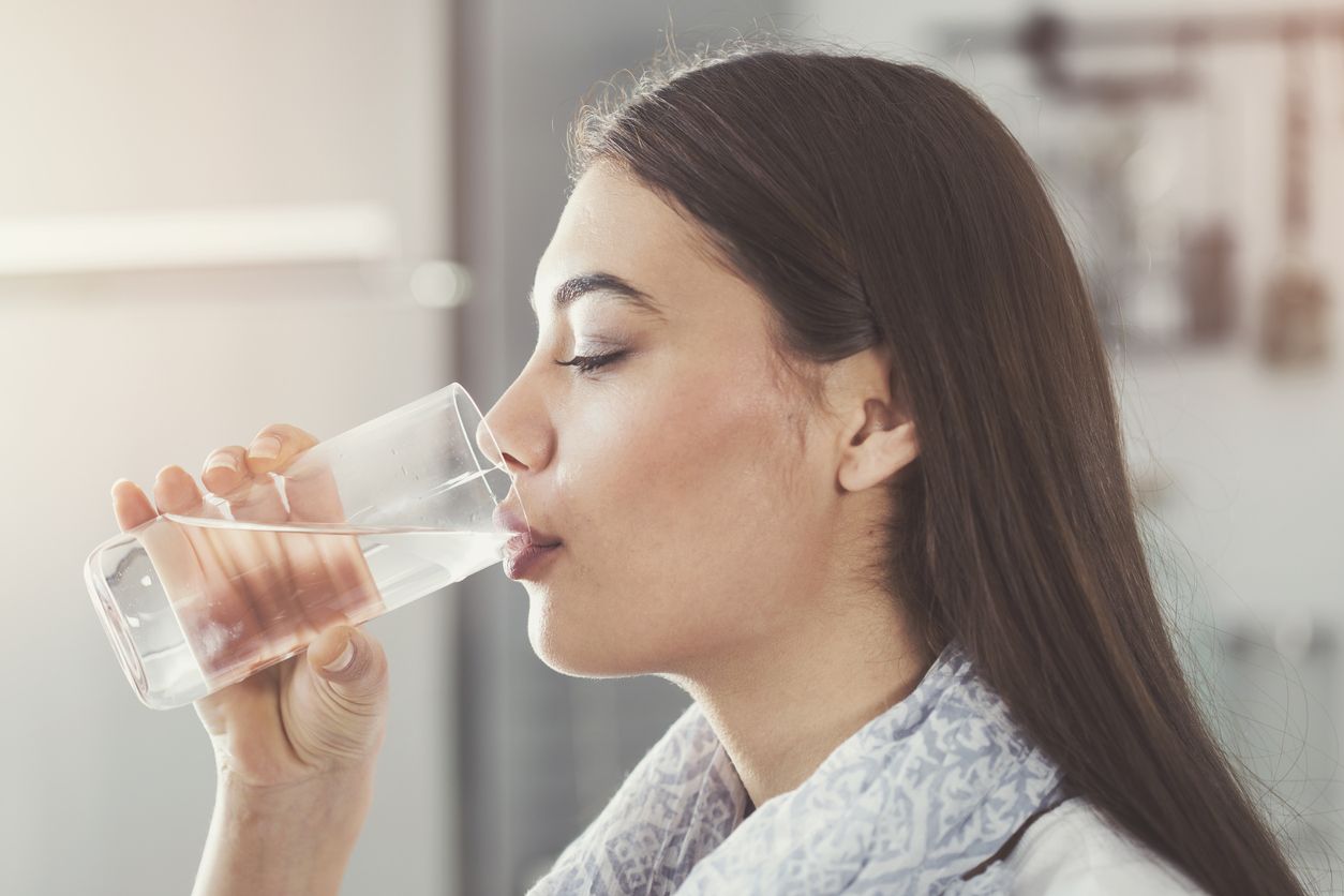 Ilustrasi wanita minum air putih atau mineral