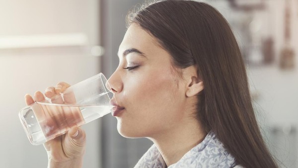 3 Tips Cukup Minum Air Putih Agar Tak Rasakan 5 Gejala Ini