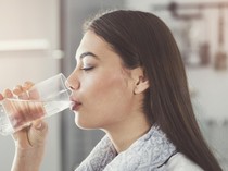 Minum Air Dingin atau Air Suhu Ruang, Mana yang Lebih Baik untuk Tubuh?