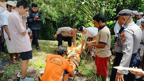Jenazah WN Rusia, Konstenko Marina (24) saat dievakuasi dari Sungai Yuyung, Ubud, Gianyar. (IST)
