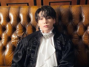 Jungkook BTS Perdana Bawakan Seven di Good Morning America Summer Concert Series