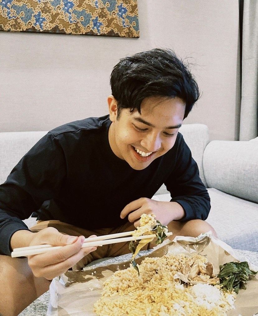 Jerome Polin makan nasi padang pakai sumpit