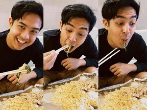 Bukan Pakai Tangan, Jerome Polin Makan Nasi Padang Pakai Sumpit!