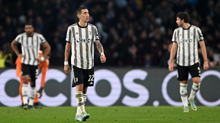 NAPLES, ITALY - JANUARY 13: Angel Di Maria of Juventus shows his disappointment during the Serie A match between SSC Napoli_Juventus at Stadio Diego Armando Maradona on January 13, 2023 in Naples, Italy. (Photo by Francesco Pecoraro/Getty Images)