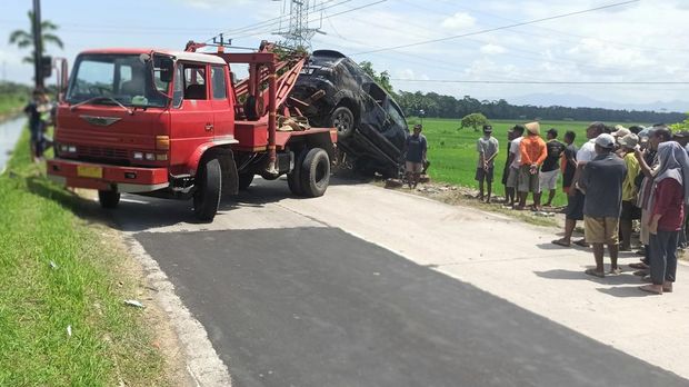 Kecelakaan tunggal mobil Fortuner di Purworejo, Jawa Tengah, Sabtu (14/1/2023).