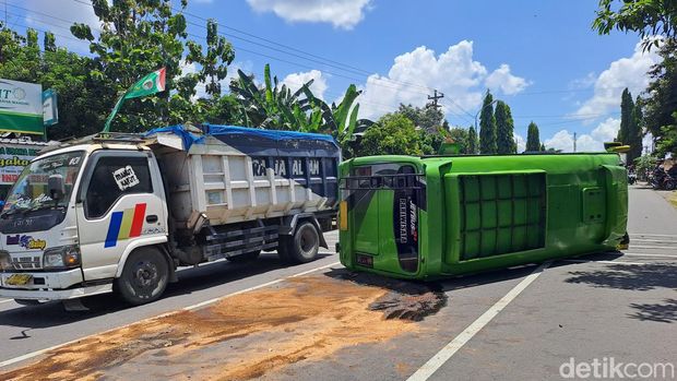 Kondisi bus yang kecelakaan di Wonogiri, Sabtu (14/1/2023).