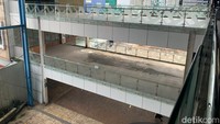 Tak ada satupun tenant lagi yang berjualan di mal yang dibuka pada tahun 2010 lalu ini. Namun, tampak properti tenant masih tersimpan di dalam outlet yang terkunci. (Kartika/detikSumut)