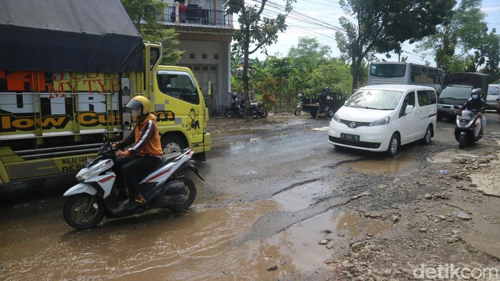 Kondisi jalan Kudus-Purwodadi di Desa Tanjung Karang, Kecamatan Jati, Kudus, Sabtu (14/1/2023).