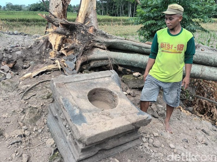 Kondisi yoni yang pecah di situs Candi Tlawong, Desa Tlawong, Kecamatan Sawit, Boyolali, Sabtu (14/1/2023).
