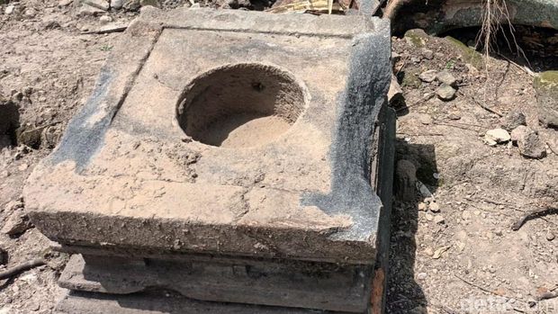Kondisi yoni yang pecah di situs Candi Tlawong, Desa Tlawong, Kecamatan Sawit, Boyolali, Sabtu (14/1/2023).